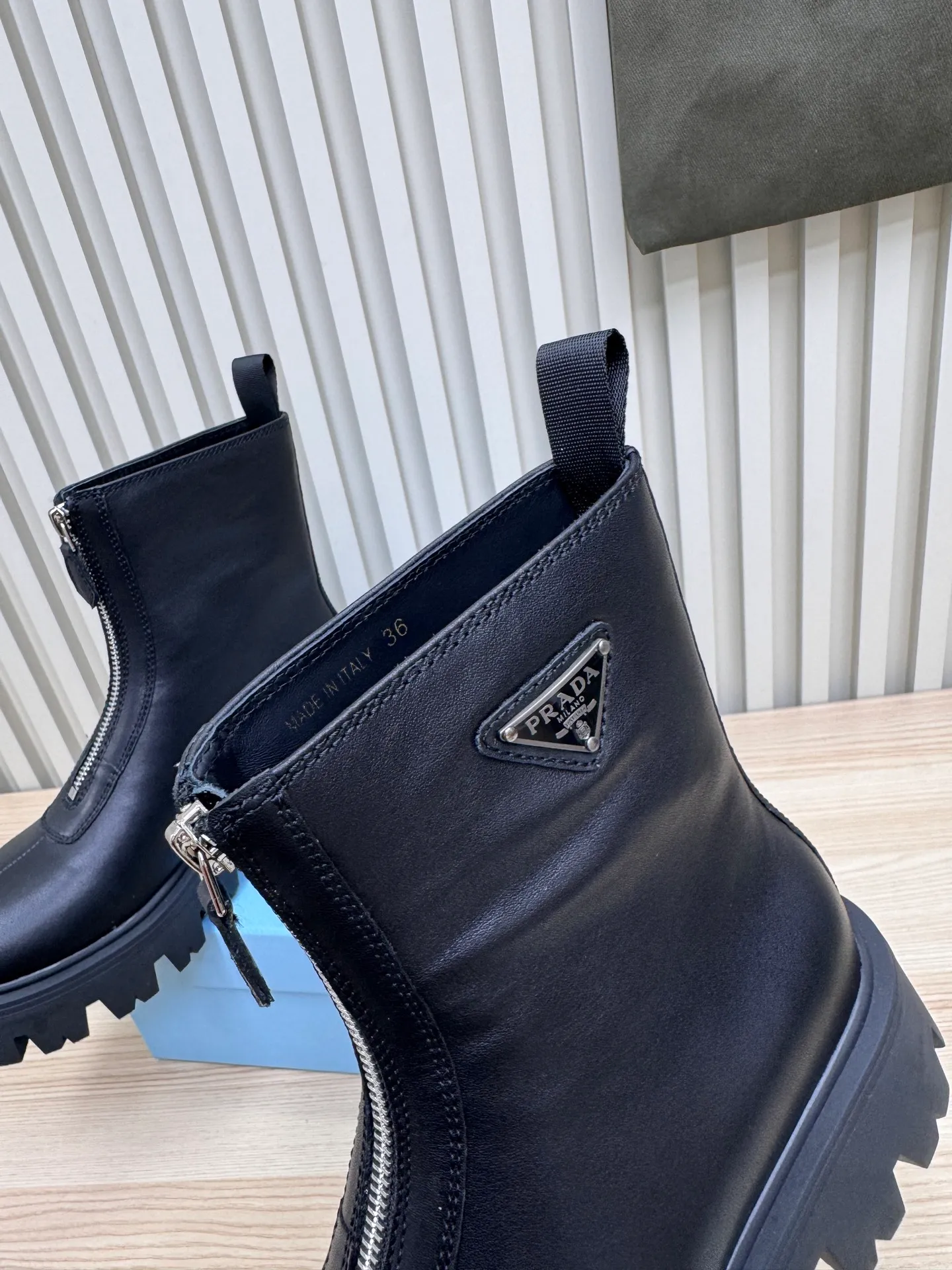 👟👟Ex-factory price 680👟👟 Prada / Prada couple's Martin boots are here, comfortable and elegant to wear. The original molded outsole of the counter is 1:1 replica. It is made of non-slip and wear-resistant imported TPU tin mold vacuum outsole. Tank-shaped thick sole. Fabric: imported anti-explosion cowhide. Lining: imported mixed sheepskin lining. Sheepskin foot pads. Outsole: tin molded beef tendon sole. Code number: 35-41 (42 customized)
